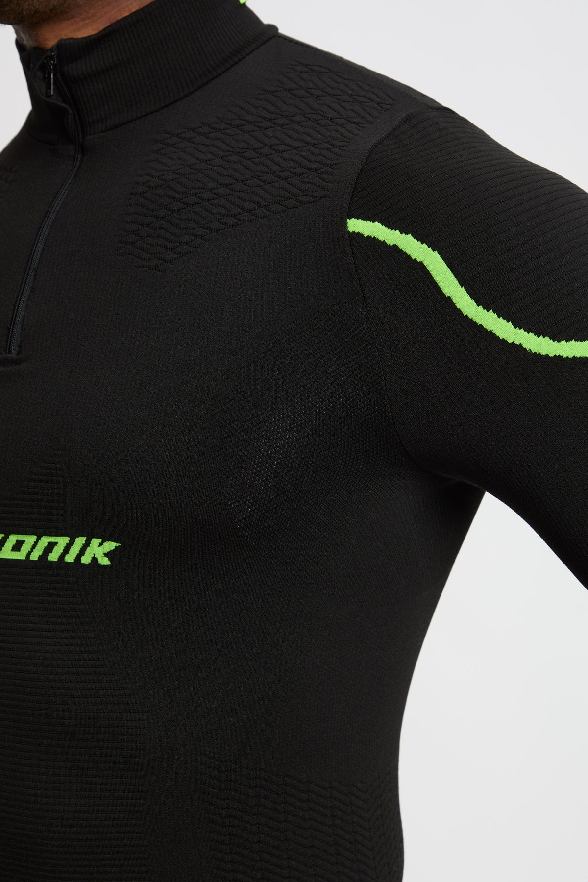 MAN'S HALF-ZIP LONG SLEEVE TOP